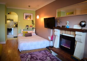 1 slaapkamer, een strijkplank/strijkijzer, wifi, beddengoed