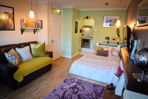 1 slaapkamer, een strijkplank/strijkijzer, wifi, beddengoed