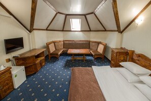 Habitación doble superior | Artículos del minibar gratis y escritorio 