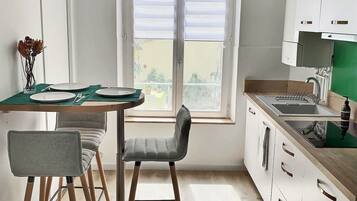 Een koelkast, een microgolfoven, een oven, een kookplaat