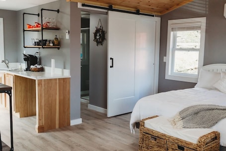 1 bedroom, iron/ironing board, WiFi, bed sheets. Newly Renovated Cottage on Oak Orchard Creek
