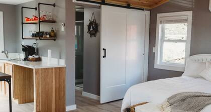 Newly Renovated Cottage on Oak Orchard Creek