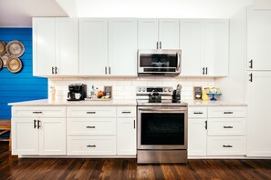 Fridge, microwave, oven, stovetop - The Blue Door Bentonville is an ideal Bike In/Bike Out location, close to dwtwn. (Bentonville)