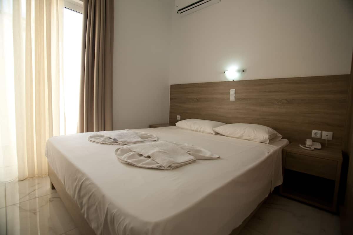 Family Apartment, 1 Bedroom, Lanai | Hypo-allergenic bedding available, laptop workspace, WiFi (free)