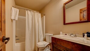 Une salle de bain avec une baignoire, des toilettes et un lavabo.