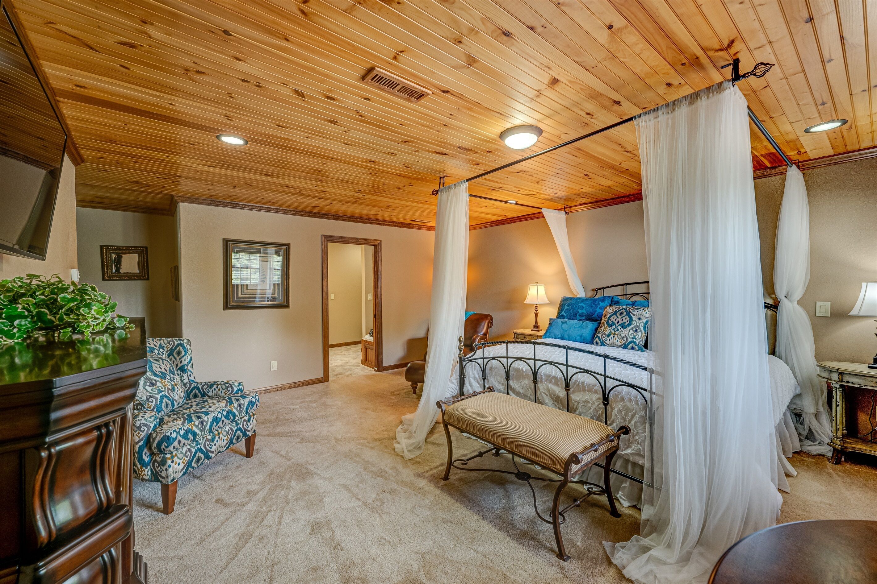 Private Romantic Suite at Willow Creek Falls Lodge