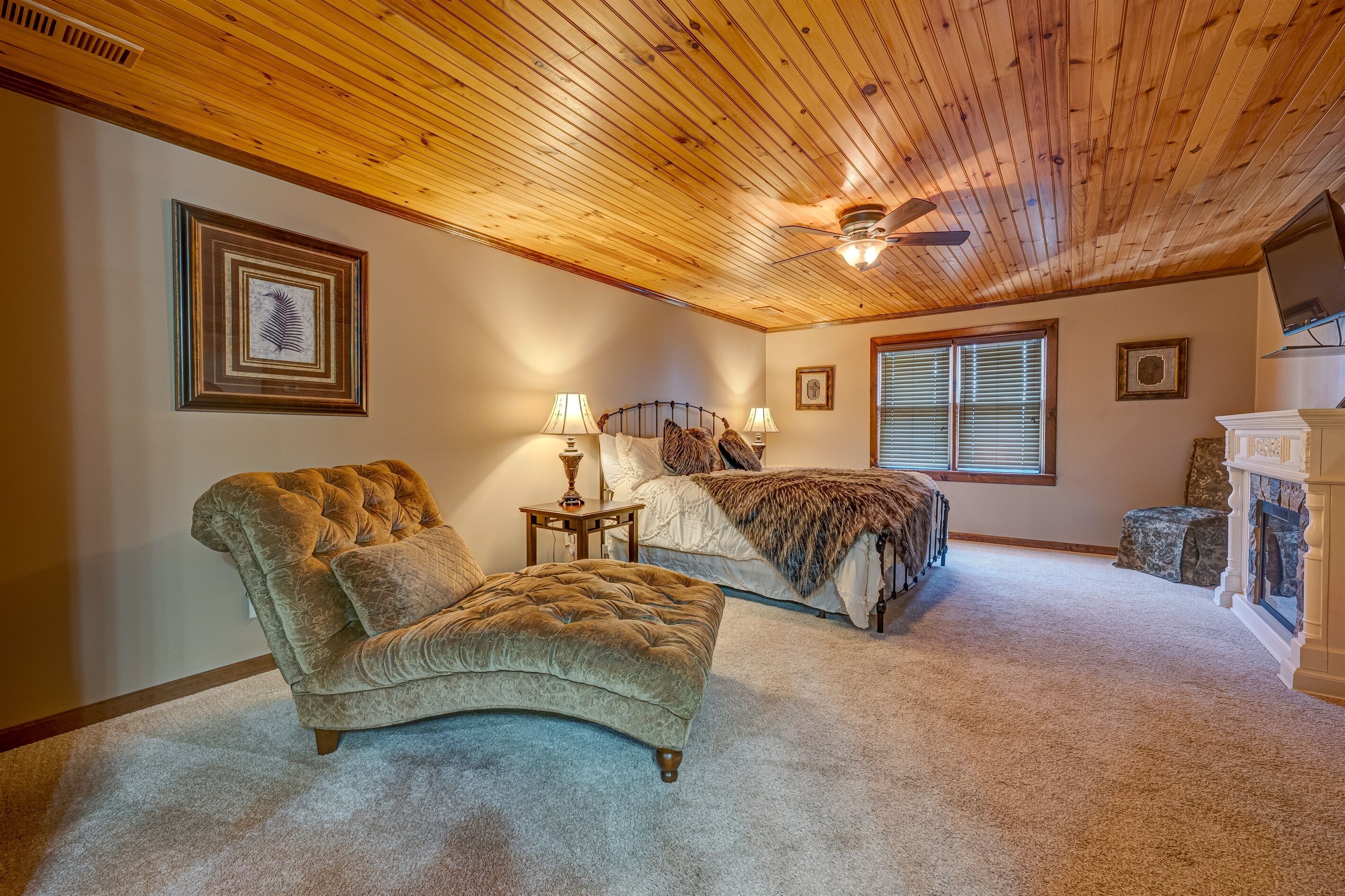 Private Room at Willow Creek Falls Lodge