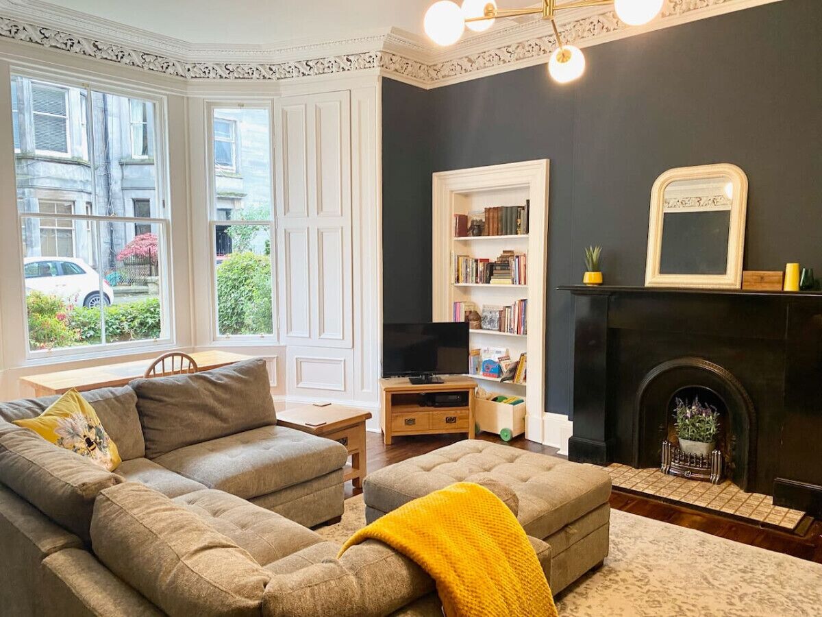 Una televisión, libros