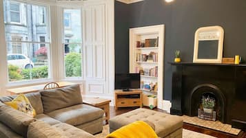 Una televisión, libros