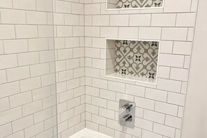 Ensemble baignoire-douche, séchoir à cheveux