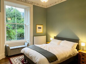 3 slaapkamers, een bureau, een strijkplank/strijkijzer, reisbedje