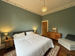 3 sovrum, skrivbord, strykjärn/strykbräda och resesäng