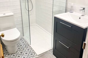 Combined shower/bathtub, hair dryer