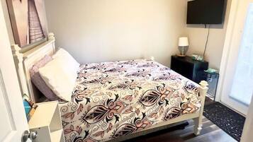 3 bedrooms, desk, iron/ironing board, travel crib