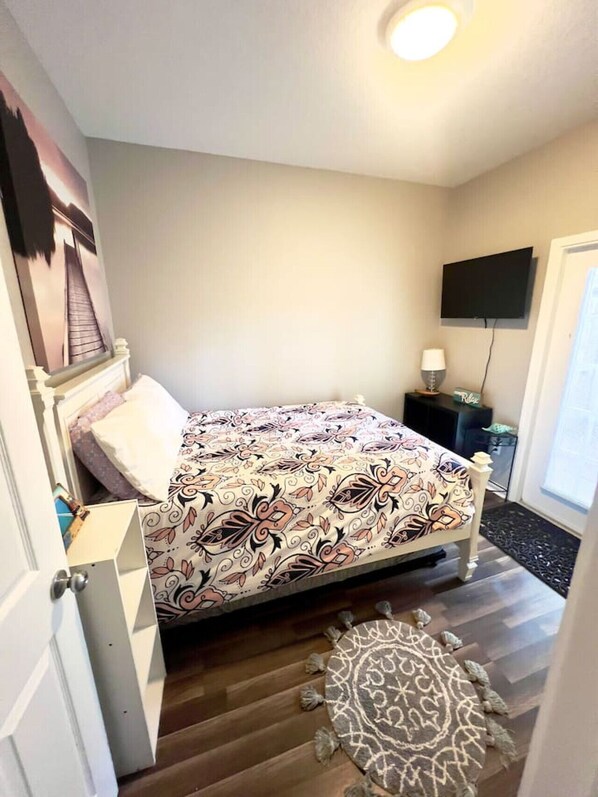 3 bedrooms, desk, iron/ironing board, travel crib