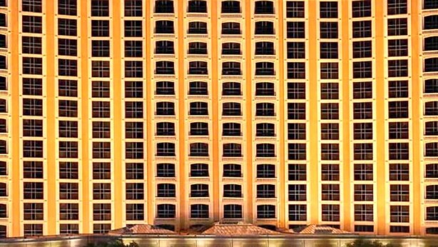 Ein großes, mehrstöckiges Hotel mit einer auffälligen Markise an der Spitze.