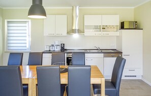 Kühlschrank, Mikrowelle, Herdplatte, Geschirrspüler