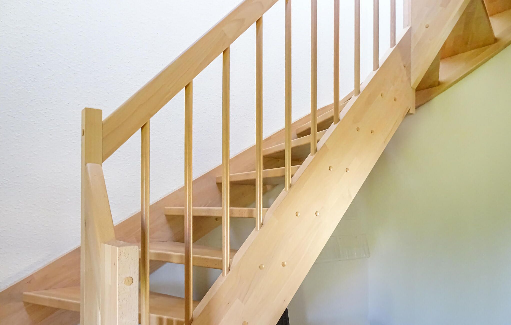 Een houten trap met een eenvoudig ontwerp, zonder leuningen.