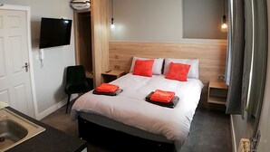 Deluxe Double Room | WiFi (free), bed sheets - City Space (Doncaster)