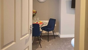 Deluxe Family Suite | In-room dining - City Space (Doncaster)