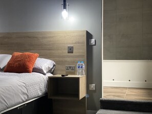 Habitació quàdruple Deluxe, 2 dormitoris, no fumadors | Wifi gratuïta i roba de llit 