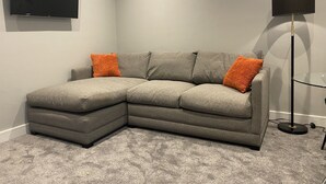 Deluxe Family Suite | Living room | 32-inch TV with digital channels - City Space (Doncaster)