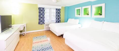 1 habitación, escritorio, tabla de planchar con plancha y cuna de viaje