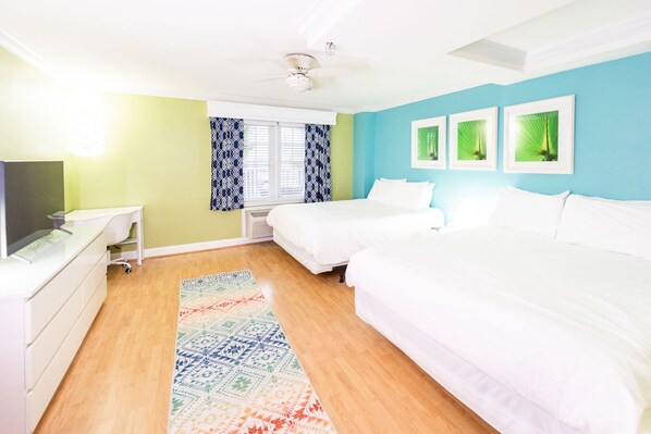 1 chambre, bureau, fer et planche à repasser, lit parapluie