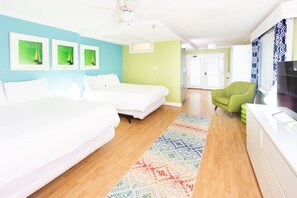 1 chambre, bureau, fer et planche à repasser, lit parapluie