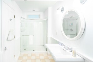 Kombinert dusj/badekar, hårføner og håndklær