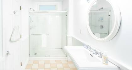 Best of Delaware - Two QUEEN Beds - Pet Friendly-Walk to Beach-Pool-Hot tub