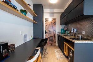 Geladeira, micro-ondas, cooktop, cafeteira/chaleira