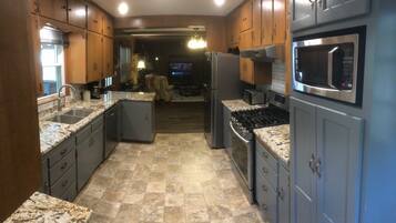 Køleskab, mikrobølgeovn, ovn, kogeplade