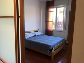 2 camere, una scrivania, ferro/asse da stiro, lenzuola
