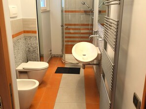 Doccia, asciugacapelli, bidet, asciugamani
