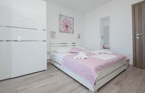 2 Schlafzimmer, Zimmersafe, kostenloses WLAN, Bettwäsche