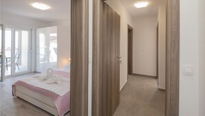 A hotel room with a bed, a bathroom, and a hallway. - Beautiful apartment in Podaca with WiFi (Podaca)