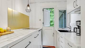 Refrigerador, parrilla de estufa y cafetera y tetera