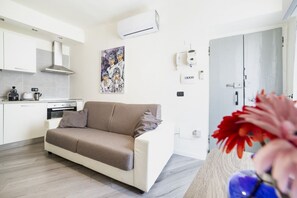Living area - GuestHost - APT comfortable, 1km from M3 Affori and Ferrovia! (Milano)