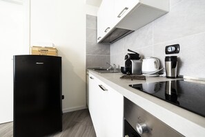 Un four, surface de cuisson, lave-vaisselle