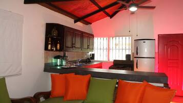 Réfrigérateur, four, plaque de cuisson, cafetière/bouilloire