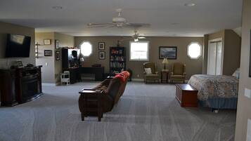 1 bedroom, desk, iron/ironing board, WiFi