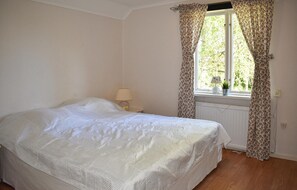 1 bedroom, travel cot