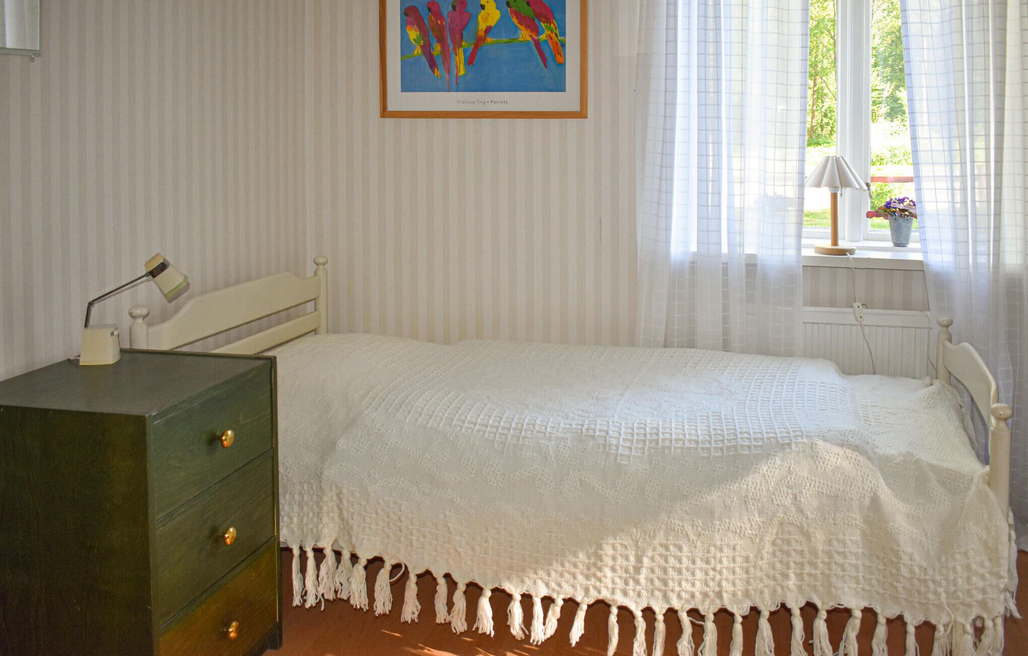 1 bedroom, travel cot