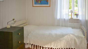 1 bedroom, travel cot