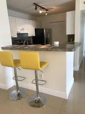 Fridge, microwave, oven, stovetop - Yacht Club at Aventura  Spacious 2 bed/2 Bath Apt. Nice amenities great location (Aventura)