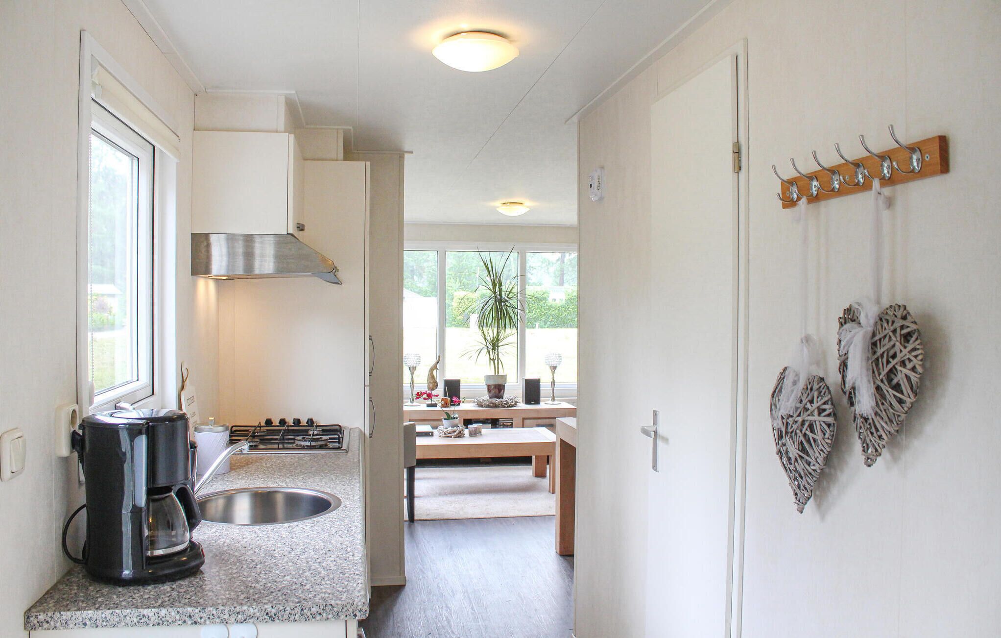 Kühlschrank, Herdplatte, Wasserkocher mit Kaffee-/Teezubehör