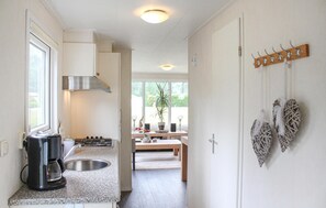 Een koelkast, een kookplaat, een koffiezetapparaat/waterkoker