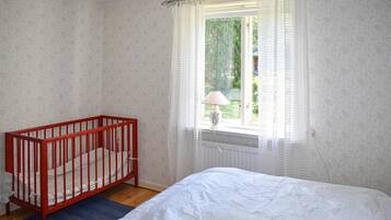 1 bedroom, travel crib, bed sheets