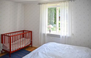 1 sovrum, resesäng och sängkläder